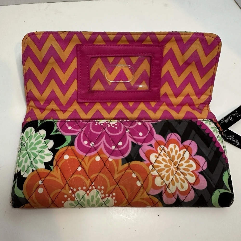 Vera Bradley trifold Wallet In Petal Paisley‎ Magnetic